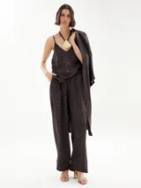 Musculosa con estampado animal print de leopardo, breteles finos y escote en V.