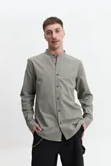 Camisa de hombre color gris con cuello mao, mangas largas y cierre abotonado. Confeccionada en algodón con look lino.