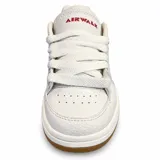 Zapatillas Airwalk modelo Giro, de color blanco con suela de goma tostada. Presenta perforaciones laterales para ventilación y detalles en rojo en la lengüeta y el ojal superior.