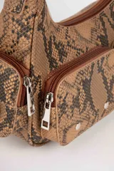 Cartera negra de símil cuero con asa corta fija y cuatro bolsillos externos con tachas y hebillas metálicas.