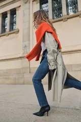 Jean tobillero de corte recto y tiro alto en denim de algodón con leve elasticidad. Presenta diseño de cinco bolsillos, cierre de botón y cremallera, y pliegues marcados al frente y en la espalda.