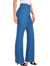 Pantalón de jean azul de pierna ancha y talle alto, con detalle de cintura trenzada, cierre de botón y cremallera, diseño de cinco bolsillos y logo de Tommy Hilfiger bordado en los bolsillos delantero y trasero.