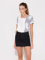 Minifalda negra de jean con corte recto y ruedo desflecado.