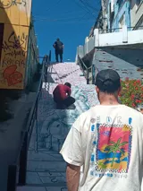 Remera color crema de algodón con estampa en la espalda de un paisaje playero con el texto "Chema Sure Chate et la mer".