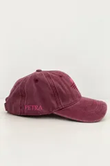 Gorro tipo gorra bordó con efecto gastado, visera curva y diseño de seis paneles con ojales de ventilación bordados. Presenta un bordado frontal minimalista en fucsia que representa un sol sobre el horizonte y detalles de texto bordados en el lateral.