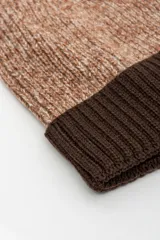 Gorro de lana de punto en color gris melange con vuelta marrón oscuro acanalada.
