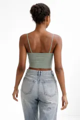 Top de algodón de breteles finos, con cuello en V y diseño ajustado al cuerpo.