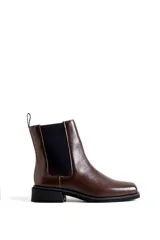 Botas tipo chelsea de cuero color marrón oscuro, con paneles laterales elásticos negros, puntera cuadrada y suela de goma negra con taco bajo.