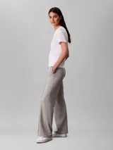 Pantalón deportivo de felpa francesa Calvin Klein, color gris, de corte recto con costuras frontales en relieve y cintura elástica.