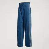 Pantalón de denim azul de corte holgado, tiro medio y diseño clásico con las tres tiras características de Adidas a lo largo de los laterales.