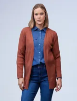 Cardigan marrón largo, de tejido acanalado, con mangas largas y frente abierto.