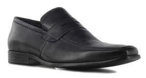 Zapato tipo mocasín de hombre, color negro, con diseño clásico de punta cuadrada y detalle de antifaz en el empeine.