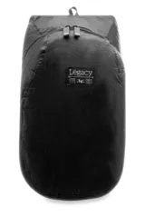 Mochila negra plegable de diseño minimalista, confeccionada en material sintético impermeable con cierre de cremallera doble y parche frontal con el logo de la marca Legacy.