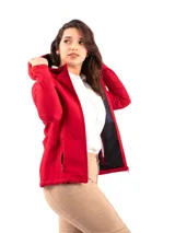 Campera marrón de neopreno con cierre frontal y bolsillos laterales con cierre.