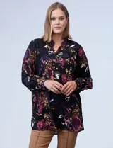 Blusa negra con estampado floral en tonos borgoña, rosa y blanco. Tiene cuello a la base con escote en V y botones.