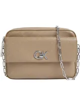Cartera bandolera color beige con monograma CK grabado en toda la superficie. Tiene correa de cadena plateada, bolsillo externo con cierre giratorio y herrajes plateados.