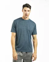 Remera deportiva gris oscuro de poliéster y spandex, de manga corta y cuello redondo.