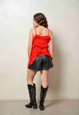 Musculosa de tirantes color rojo, abierta en el frente con tiras para anudar, decorada con volados en cascada.