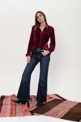 Jean azul gastado de corte recto (boot cut) levemente oxford desde la rodilla, con cintura media entallada y proceso de gastado localizado.