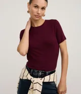 Blusa básica de viscosa color bordó, de corte ajustado, con cuello redondo y mangas cortas.