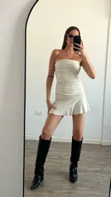 Vestido corto color amarillo pastel, strapless, con frunces laterales y falda con volados.