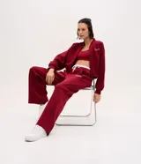 Pantalón deportivo bordó de corte recto, con cintura elástica y cordón ajustable blanco.