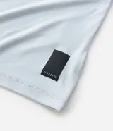 Remera deportiva de hombre en color rojo oscuro, con mangas cortas, cuello redondo y detalle de líneas negras en la manga. Confeccionada en poliéster con tecnología dry fit.