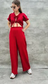 Pantalón palazzo rojo de tiro alto y corte amplio.