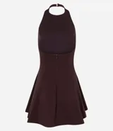 Vestido corto de bengalina con diseño frente única y corte evasé. Presenta una silueta estructurada con falda con movimiento y cierre posterior.
