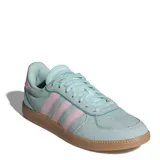 Championes Adidas modelo Breaknet Sleek, de diseño inspirado en el tenis. Presentan una capellada de gamuza sintética en color verde menta, con las icónicas tres tiras laterales en color rosado. Incluyen suela de goma color caramelo y detalles en rosado en el talón.