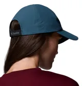 Gorra técnica azul con perforaciones láser transpirables y visera curvada. Incorpora tecnologías Omni-Shield y Omni-Wick para repeler líquidos y absorber el sudor, con cierre posterior ajustable de velcro.