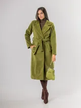 Tapado de paño sofisticado con solapas clásicas, cierre frontal de botones y bolsillos laterales. Presenta un diseño de corte recto y estructura elegante.