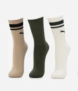 Kit de tres pares de medias deportivas Puma de caña larga, confeccionadas en algodón. Incluye un par en color tostado con rayas negras, un par verde militar liso y un par blanco con rayas verde oscuro. Todas presentan el logo de la marca bordado en el lateral superior.