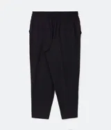 Pantalón de corte fluido y estilo pijama, color negro, con cintura elástica ajustable mediante lazo y detalle de tiras con hebilla en los tobillos.