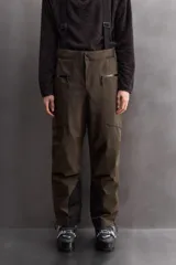 Pantalón deportivo de esquí color negro, confeccionado en tejido técnico impermeable de tres capas con costuras y cremalleras termoselladas. Cuenta con tirantes elásticos regulables, cintura ajustable, bolsillos frontales con cierre, refuerzos en la parte inferior de la pernera y sistema de rescate RECCO integrado.