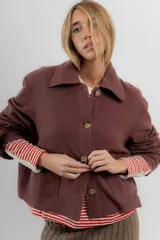 Chaqueta marrón de lana afieltrada, tipo blazer, con silueta cuadrada, cuello camisero, cierre con botones y bolsillos delanteros.