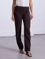 Pantalón de vestir negro, marca Zac & Rachel, con pretina con broches internos y cierre. Delantera y trasera con bolsillos.