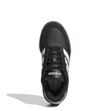 Championes urbanos Adidas Courtblock Bold, color negro con las icónicas tres tiras en color blanco y suela de plataforma en tono marrón oscuro. Presentan un diseño de corte bajo con cierre de cordones y refuerzos en la puntera.