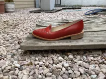 Mocasines de cuero plateado con acabado texturado, diseño clásico con costuras visibles y vira de suela natural cosida. Cuenta con taco plano de 2 cm y plantilla anatómica.