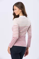 Remera polo de algodón con cuello tejido blanco y diseño de rayas horizontales en tonos rosados, beige y blanco, con efecto degradado. De manga larga y corte slim fit.