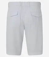 Bermuda de hombre en lino color gris claro, de corte recto, con textura discreta, bolsillos laterales y cierre frontal con botón y cremallera.