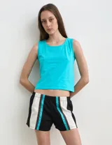 Musculosa blanca de algodón, de corte recto y escote redondo.