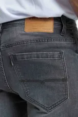 Pantalón de jean gris de corte recto.