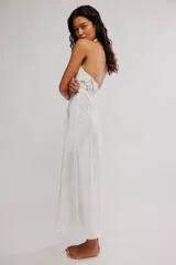 Vestido midi de raso y encaje blanco con escote halter en V profundo, silueta imperio y espalda baja.
