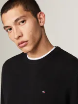 Sweater negro de punto texturizado de algodón, con cuello redondo, puños y bajo de punto canalé. Logo de Tommy Hilfiger bordado en el pecho.