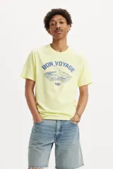 Remera amarilla de algodón con cuello redondo y estampado frontal con un velero y la frase "Bon Voyage".