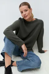 Sweater de tejido de punto con mezcla de cashmere, de cuello redondo y manga larga con puños acanalados.