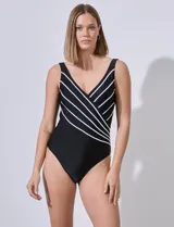 Malla entera negra con escote cruzado en V, tirantes anchos y diseño de rayas diagonales blancas en el busto.