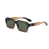 Lentes de sol con armazón rectangular de estilo retro, combinando tonos negro y marrón traslúcido con acabado degradado. Presentan detalles metálicos dorados en las esquinas y patillas con diseño ergonómico.
