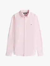 Camisa de corte slim fit, color rosa claro, confeccionada en tejido dobby de algodón elástico. Presenta cuello con botones y puños redondeados con botón.